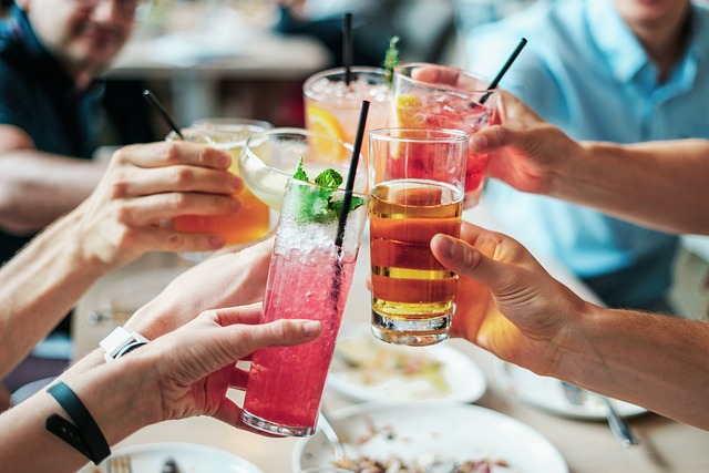 amigos tomando bebidas